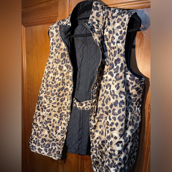 Black and Cheetah print reversible quilted vest. - Picture 5 of 9